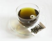 Thé de mûrier dans une tasse — Photo de stock