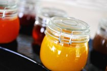 Marmelada de fruto em jarros de engarrafamento — Fotografia de Stock
