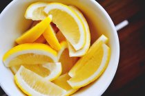 Миска лимонных клиньев — стоковое фото