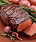 Gebratenes Steak mit roten Kartoffeln — Stockfoto