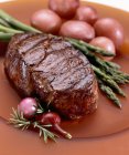 Смажений стейк з червоною картоплею — стокове фото