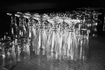 Повышенный вид различных пустых стаканов на счетчике — стоковое фото