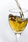 Наливание вина Совиньон Блан в стекло — стоковое фото