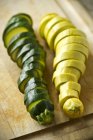 Aufgeschnittene Zucchini und Sommerkürbis — Stockfoto