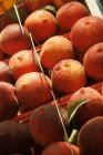 Органічні персики на дисплеї — стокове фото
