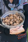 Женщина держит грецкие орехи в руках — стоковое фото
