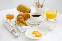 Desayuno con café y huevos fritos - foto de stock