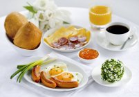 Café da manhã com salsicha e café — Fotografia de Stock