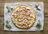 Pizza with tuna and white beans — Stock Photo