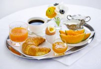 Сніданок з круасаном та яйцем — стокове фото