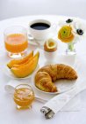 Desayuno con croissant y huevo - foto de stock