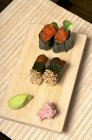 Sushi com cavala e caviar de salmão — Fotografia de Stock