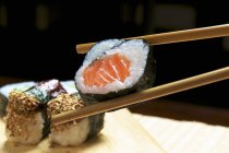 Sushi Maki con salmón - foto de stock