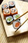 Maki sushi au saumon — Photo de stock