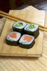 Sushi Maki com salmão e pepino — Fotografia de Stock