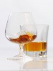 Cognac dans un ballon en verre — Photo de stock