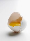 Свіжі тріщинами яйце — стокове фото
