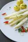 Espargos brancos com batatas de salsa — Fotografia de Stock