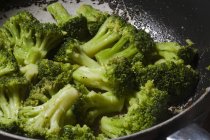 Sautierten Brokkoli in einer Pfanne in der Küche — Stockfoto