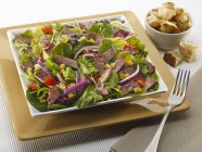 Салат с копченой грудинкой и романским салатом — стоковое фото