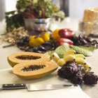 Frutti tropicali sul tavolo — Foto stock