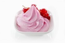 Redcurrant ice cream with redcurrants — Stock Photo