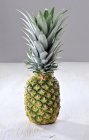 Maturare l'ananas intero — Foto stock