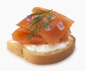 Rebanada de pan con queso y salmón ahumado - foto de stock