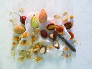 Тунец с тамарильо и звездными фруктами — стоковое фото