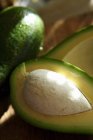Свіжі роздвоєна авокадо — стокове фото