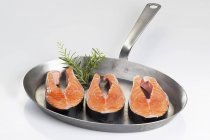 Bifes de salmão frescos na frigideira — Fotografia de Stock