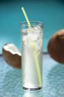 Стакан кокосовой воды — стоковое фото
