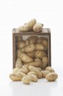Patatas crudas lavadas - foto de stock