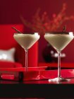 Два коктейля со сливками в бокалах для мартини — стоковое фото