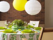 Зелено-білий стіл з паперовими абажурами — стокове фото