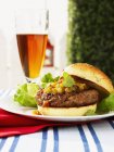 Hambúrguer de cordeiro curvado com chutney de manga — Fotografia de Stock