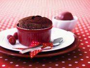 Souffle de chocolate com framboesas frescas — Fotografia de Stock