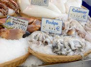Frische Meeresfrüchte auf dem Wochenmarkt — Stockfoto