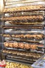 Poulets rôtis sur des grillades sur le marché — Photo de stock