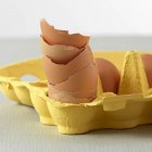Cáscaras de huevo de pollo apiladas - foto de stock