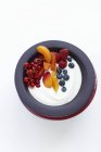 Close-up vista superior de iogurte orgânico com frutas frescas — Fotografia de Stock
