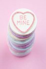Primo piano vista di caramelle accatastati dai colori vivaci con Be Mine parole — Foto stock