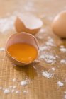 Huevo agrietado fresco - foto de stock
