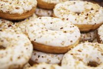 Donuts polvilhados com avelãs picadas — Fotografia de Stock