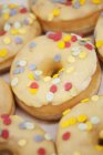 Donuts glacés aux pépites de confettis — Photo de stock