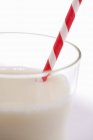 Стакан молока с соломой — стоковое фото