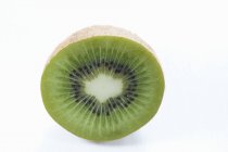 Media fruta kiwi, primer plano - foto de stock