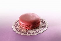 Macaron rose sur napperon — Photo de stock