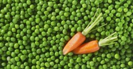 Pois et carottes congelés — Photo de stock