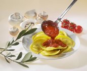 Raviolis con salsa de tomate - foto de stock